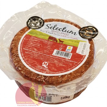 Сыр из смешаного молока, € 18/кг, полувыдержанный.  Селектум 1кг aprox Сыр марки Selectum, от Grupo Ganaderos Maxorata, из Фуэртевентуры, получил медаль «Суперхолд», представляющую Канарские острова среди 16 лучших в мире на World Cheese Awards 2016, в котором принимали более 3000 сыров.