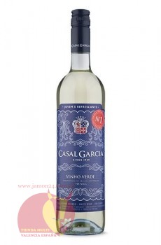 Вино зеленое Касаль Гарсия Виньо Вердес, Casal Garcia Vinho Verdes Vinho Verdes,  Сорт винограда: Trajadura, Loureiro, Azal