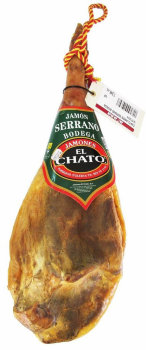 Хамон серрано, 7-7,5 кг Эль Чато 12+ месяцев Марка: El Chato
Выдержка: 12+ месяцев 
Вес: 7,5-8 кг aprox.