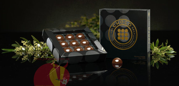 Конфеты темного шоколада, обогащенным оливковым маслом первого отжима Masia el Altet и небольшими солеными хлопьями.